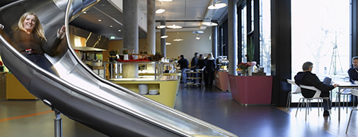 Disney puede que no sea el lugar más feliz de la Tierra comparado con las oficinas corporativas de Google. En la imagen, la entrada-resbaladilla al comedor