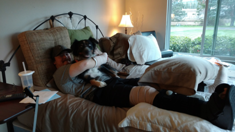 Axel recuperándose del ataque junto a su mascota