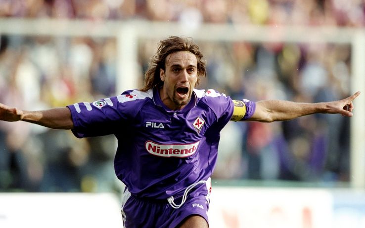 Batistuta luciendo la playera con el logo de Nintendo