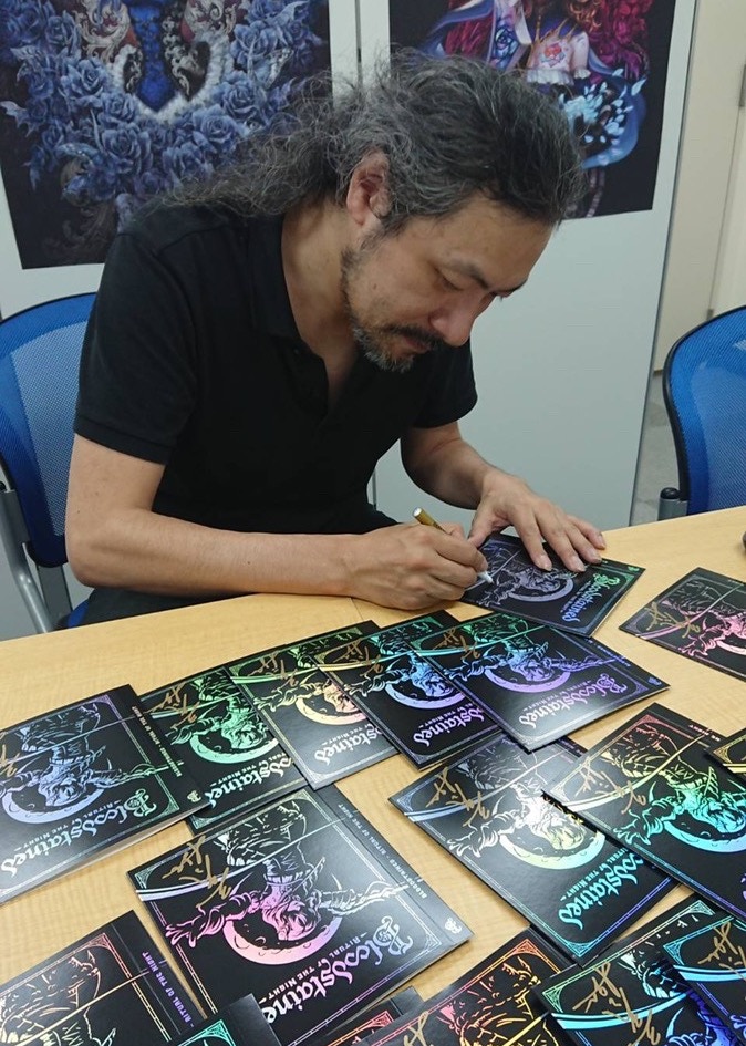 Koji Igarashi firmando parte de las 4500 recompensas