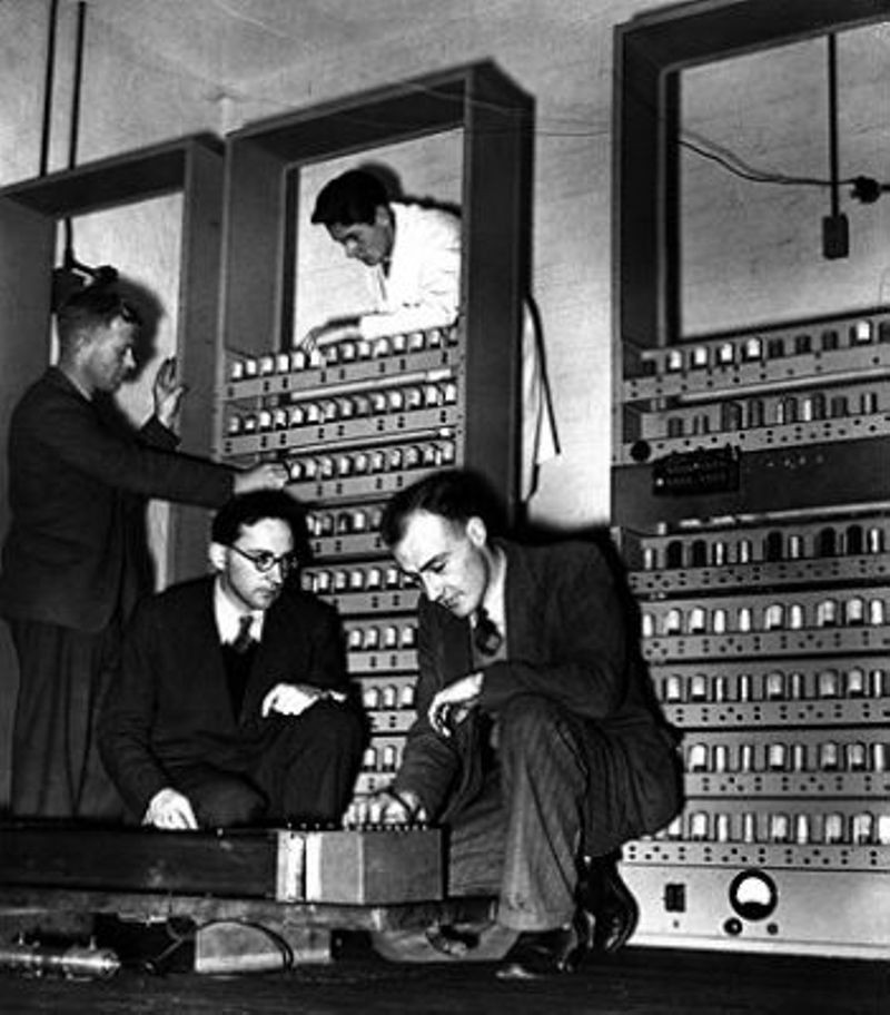 EDSAC (Imagen: Laboratorio computacional de la Universidad de Cambridge, vía: Computer History Museum)