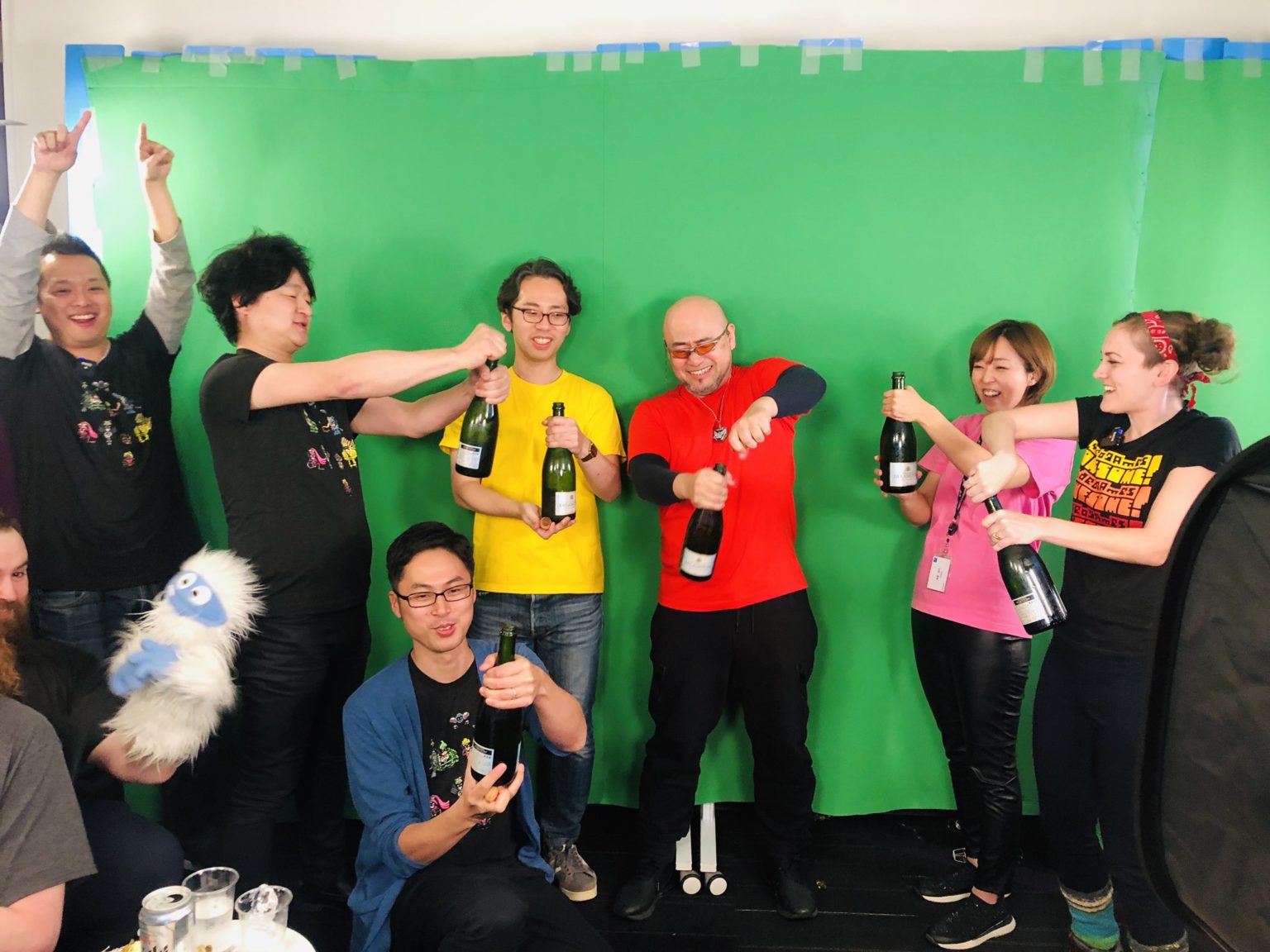 PlatinumGames celebrando (imagen: Siliconera)