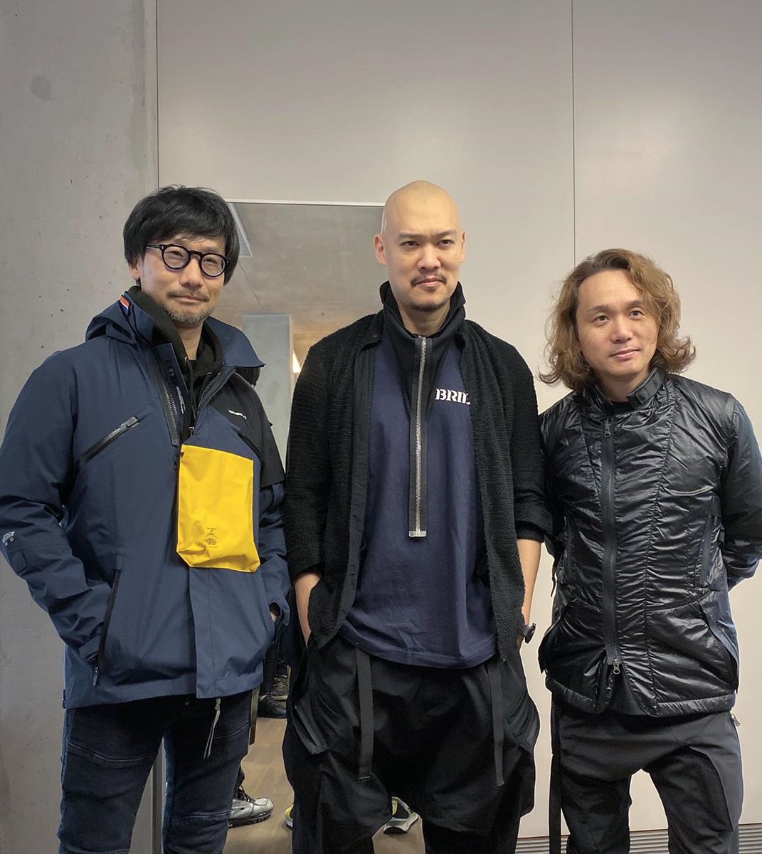 Hideo Kojima vistiendo el modelo de chaqueta