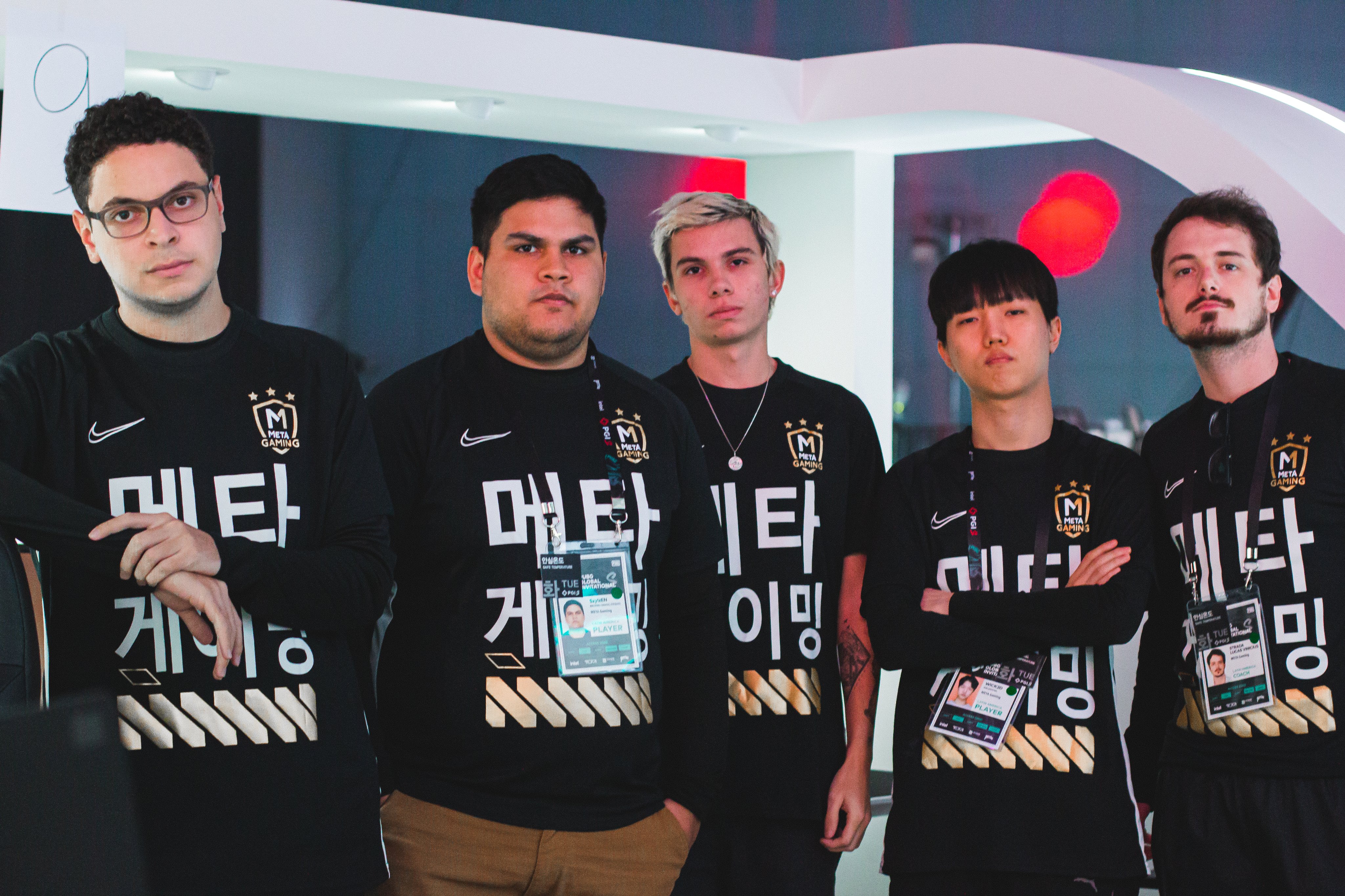 De izquierda a derecha: Ragnar, SzylzEN, sparkingg, WICK2D, Nananga (manager)