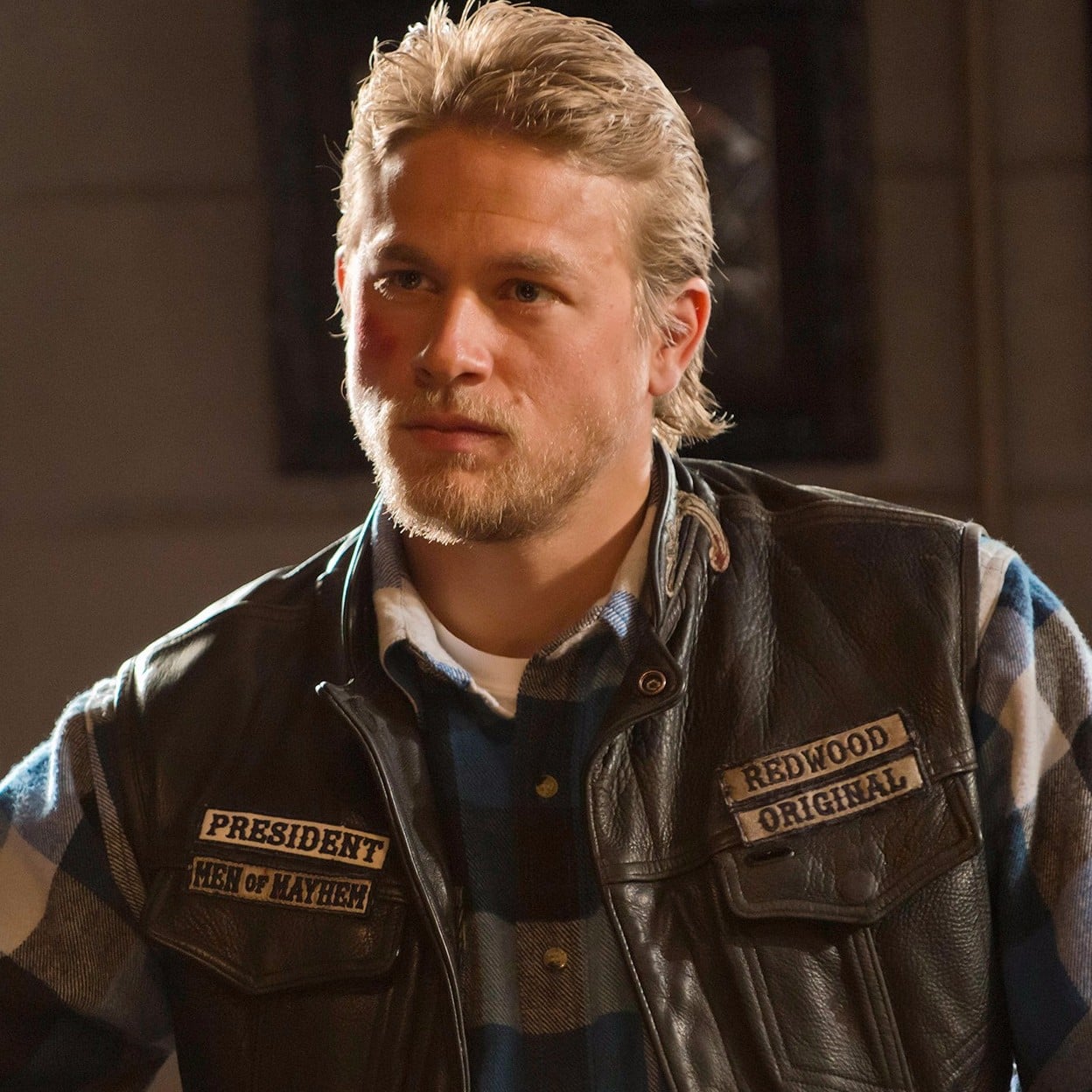 Charlie Hunnam como Jackson