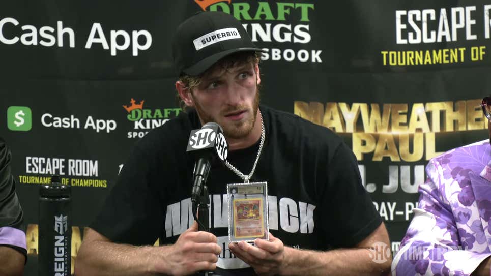 Logan Paul con su carta de Charizard