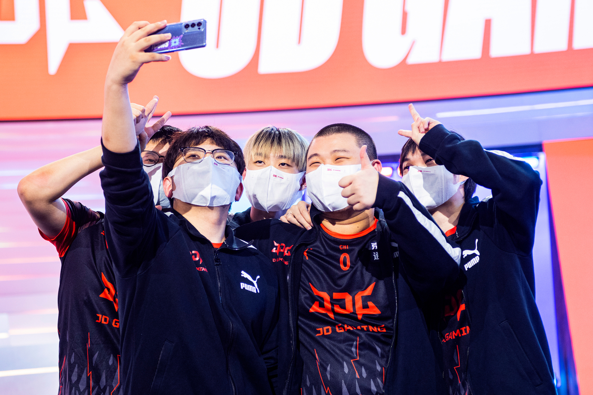 JDG se tomó la tradicional selfie de la victoria para dar comienzo al Wild Rift Icons