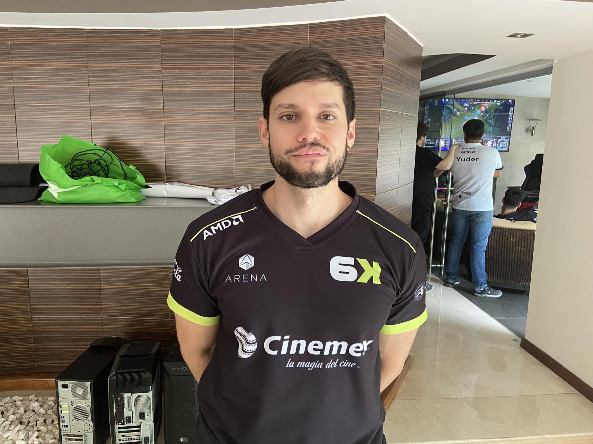 Yeti, entrenador principal de Six Karma