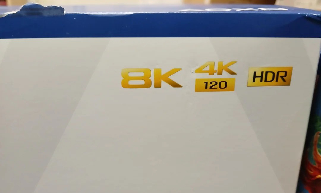 Caja con el logotipo 8K