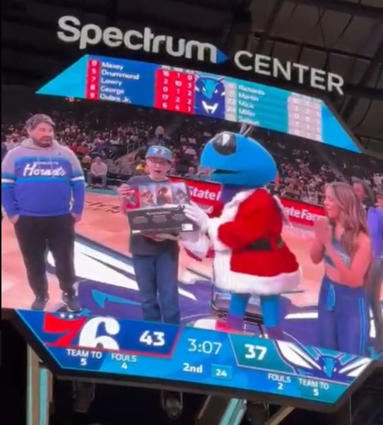 Los Hornets casi arruinan la Navidad de un menor que creía haber ganado un PS5